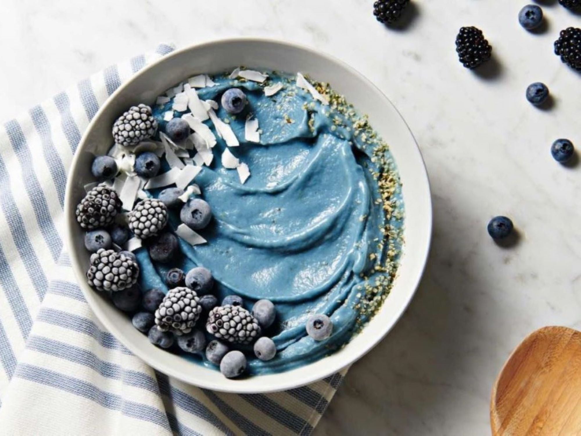 How Blue Spirulina Powder for Smoothies Elevates Your Fruit Juice Nutrition